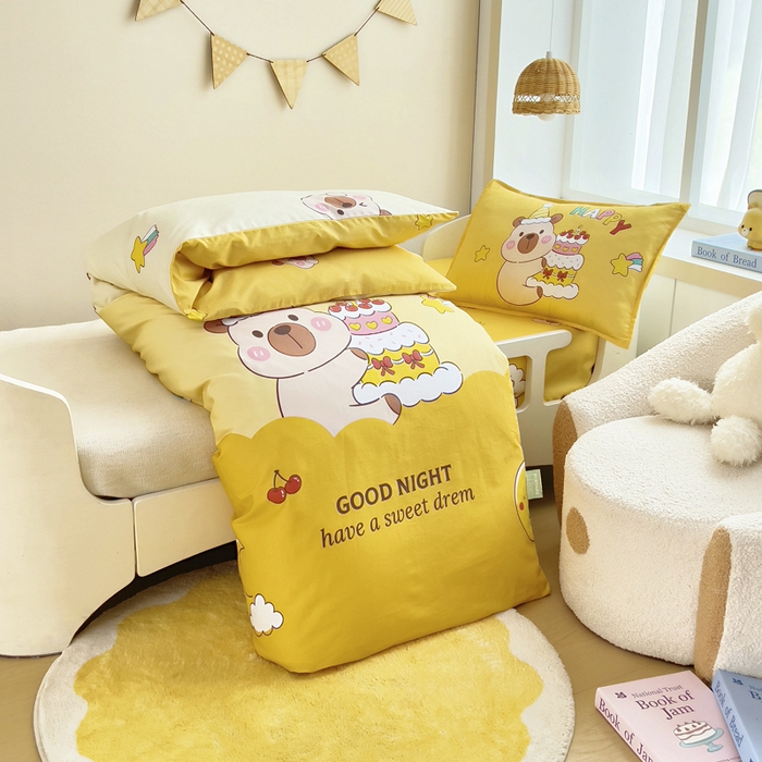 91家纺网 家纺一手货源 找家纺 鱼宝 2025新款全棉幼儿园套件 三件套—童真系列 蛋糕卡卡