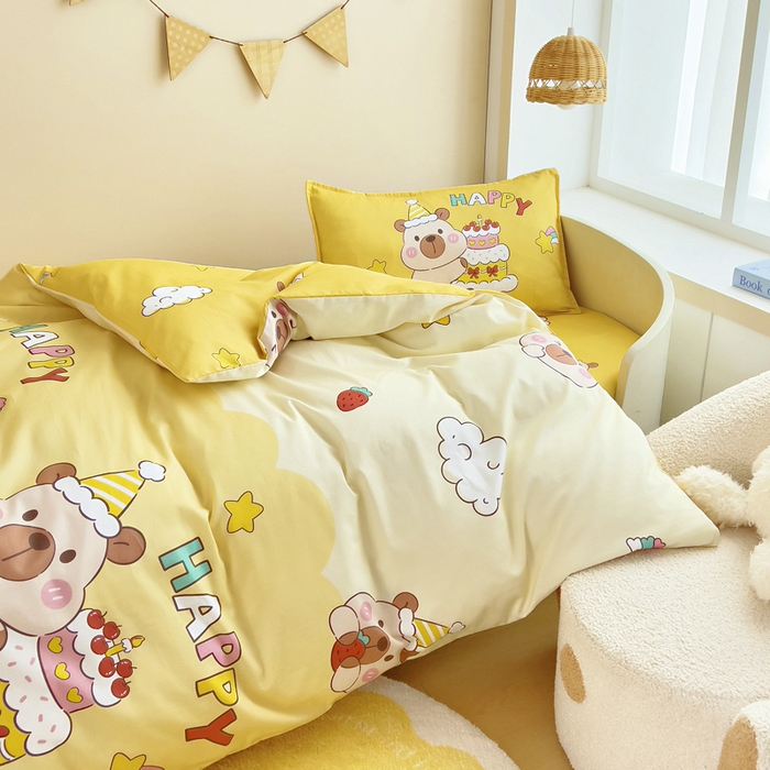 91家纺网 家纺一手货源 找家纺 鱼宝 2025新款全棉幼儿园套件 三件套—童真系列 蛋糕卡卡