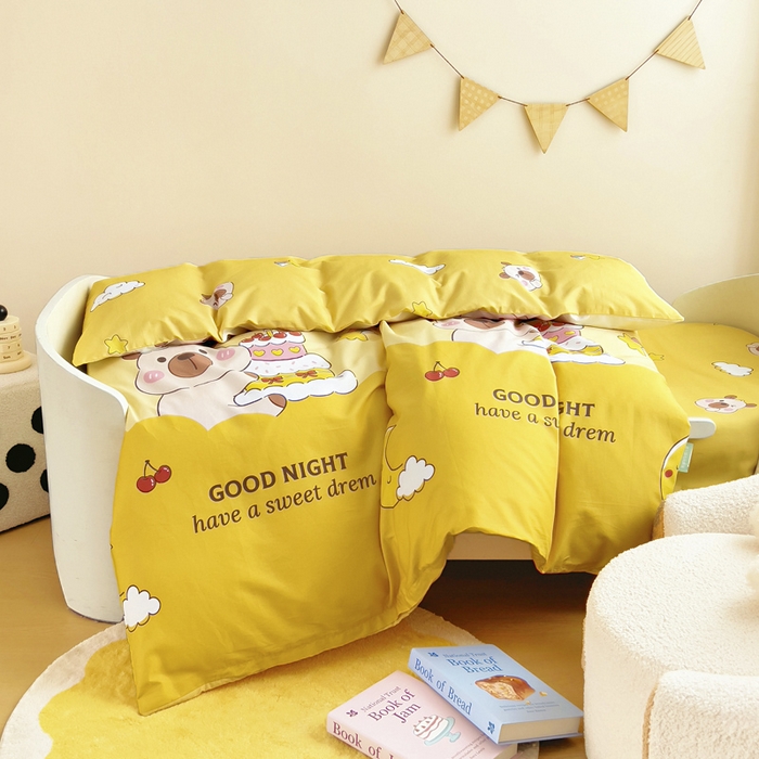 91家纺网 家纺一手货源 找家纺 鱼宝 2025新款全棉幼儿园套件 三件套—童真系列 蛋糕卡卡