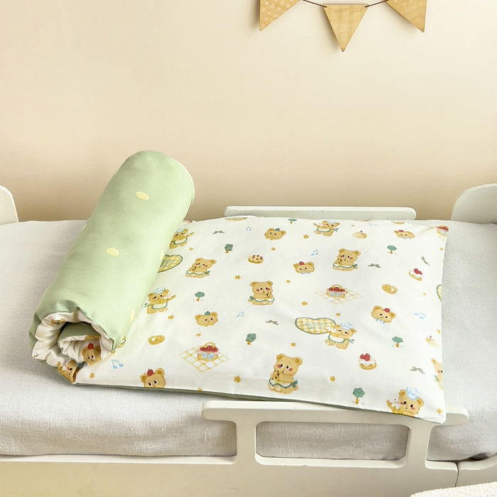 91家纺网 家纺一手货源 找家纺 鱼宝 2025新款全棉幼儿园套件 三件套—童真系列 围裙小熊