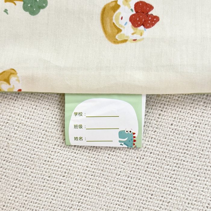 91家纺网 家纺一手货源 找家纺 鱼宝 2025新款全棉幼儿园套件 三件套—童真系列 围裙小熊