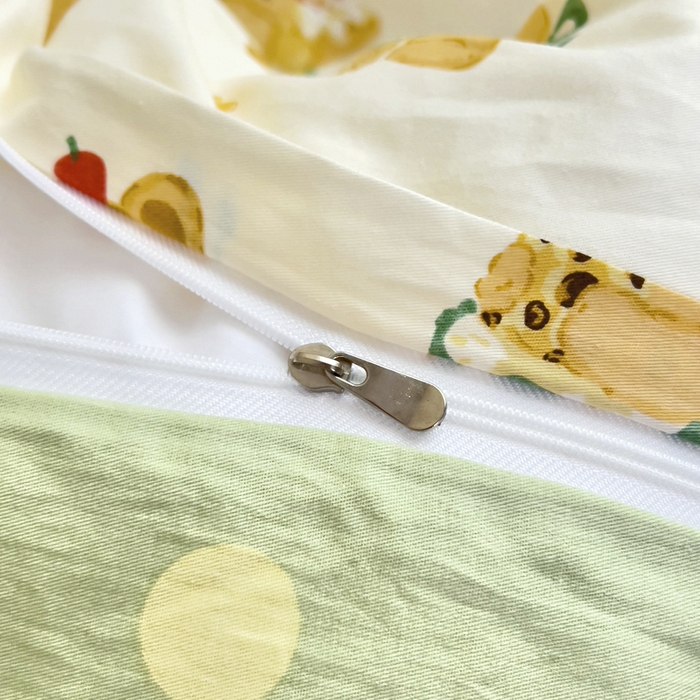 91家纺网 家纺一手货源 找家纺 鱼宝 2025新款全棉幼儿园套件 三件套—童真系列 围裙小熊