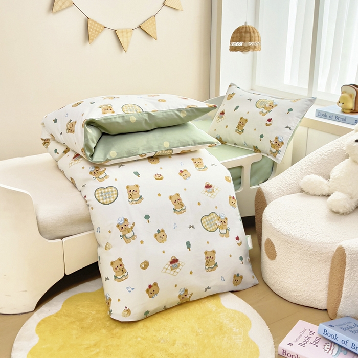 91家纺网 家纺一手货源 找家纺 鱼宝 2025新款全棉幼儿园套件 三件套—童真系列 围裙小熊