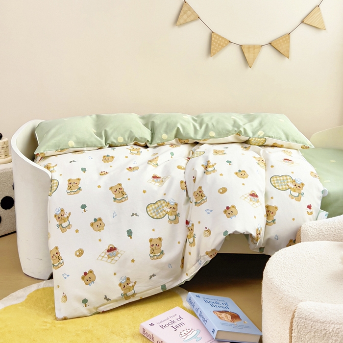 91家纺网 家纺一手货源 找家纺 鱼宝 2025新款全棉幼儿园套件 三件套—童真系列 围裙小熊