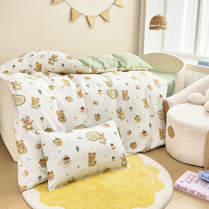 91家纺网 家纺一手货源 找家纺 鱼宝 2025新款全棉幼儿园套件 三件套—童真系列 围裙小熊