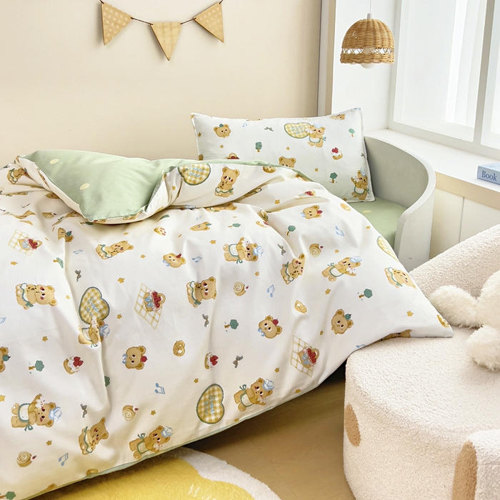 91家纺网 家纺一手货源 找家纺 鱼宝 2025新款全棉幼儿园套件 三件套—童真系列 围裙小熊