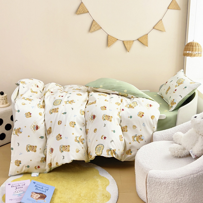 91家纺网 家纺一手货源 找家纺 鱼宝 2025新款全棉幼儿园套件 三件套—童真系列 围裙小熊