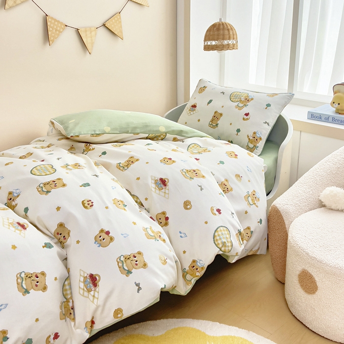 91家纺网 家纺一手货源 找家纺 鱼宝 2025新款全棉幼儿园套件 三件套—童真系列 围裙小熊