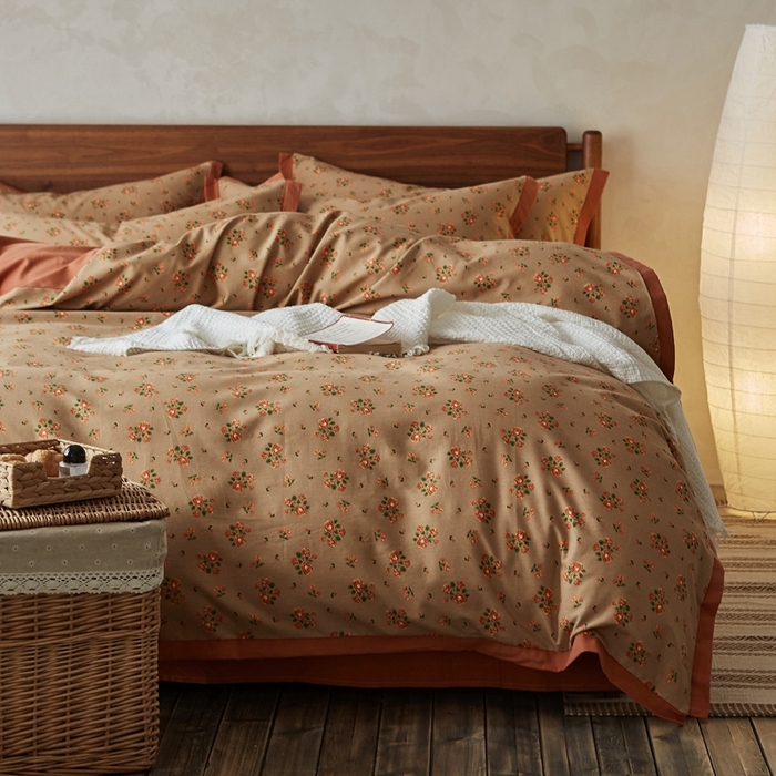 91家纺网 家纺一手货源 找家纺 千朵森 2025新款全棉高定印花磨毛拼角四件套-风格一 花香满径（咖）
