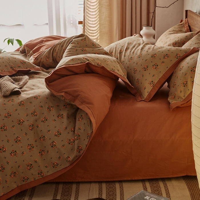 91家纺网 家纺一手货源 找家纺 千朵森 2025新款全棉高定印花磨毛拼角四件套-风格一 花香满径（咖）