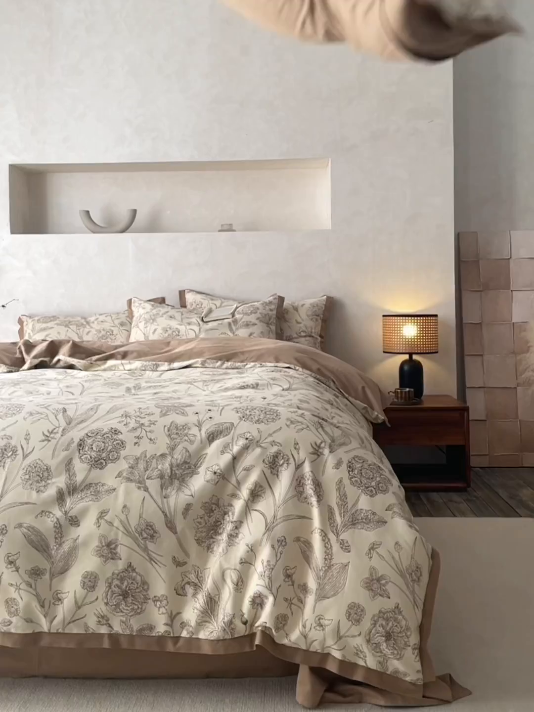 91家纺网 家纺一手货源 找家纺 千朵森 2025新款全棉高定印花磨毛拼角四件套-风格一 爱意浓