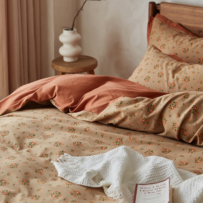 91家纺网 家纺一手货源 找家纺 千朵森 2025新款全棉高定印花磨毛拼角四件套-风格二 花香满径（咖）