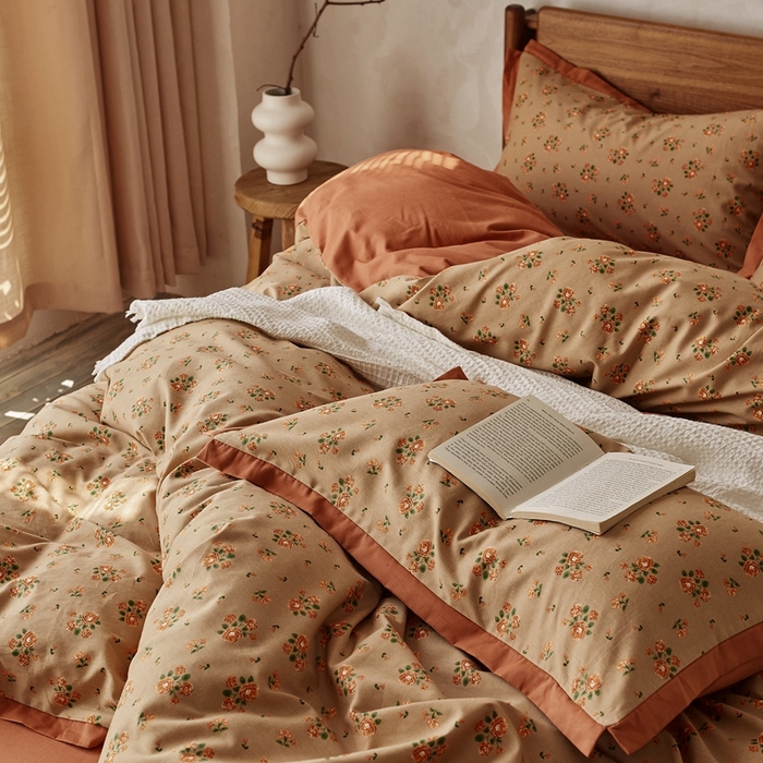 91家纺网 家纺一手货源 找家纺 千朵森 2025新款全棉高定印花磨毛拼角四件套-风格二 花香满径（咖）