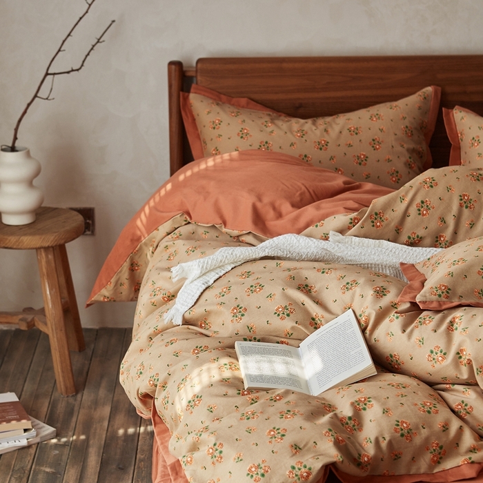 91家纺网 家纺一手货源 找家纺 千朵森 2025新款全棉高定印花磨毛拼角四件套-风格二 花香满径（咖）