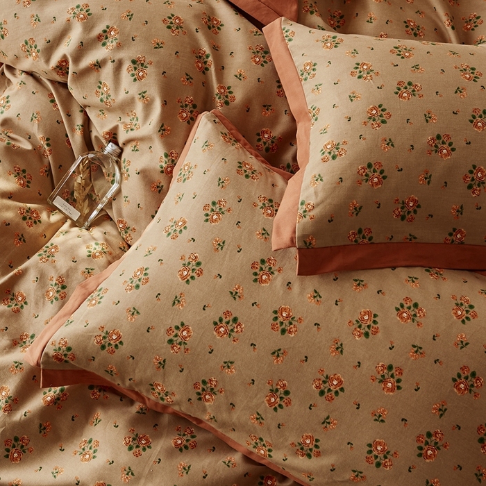 91家纺网 家纺一手货源 找家纺 千朵森 2025新款全棉高定印花磨毛拼角四件套-风格二 花香满径（咖）