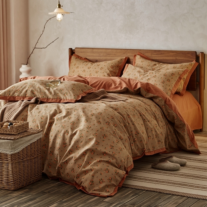 91家纺网 家纺一手货源 找家纺 千朵森 2025新款全棉高定印花磨毛拼角四件套-风格二 花香满径（咖）