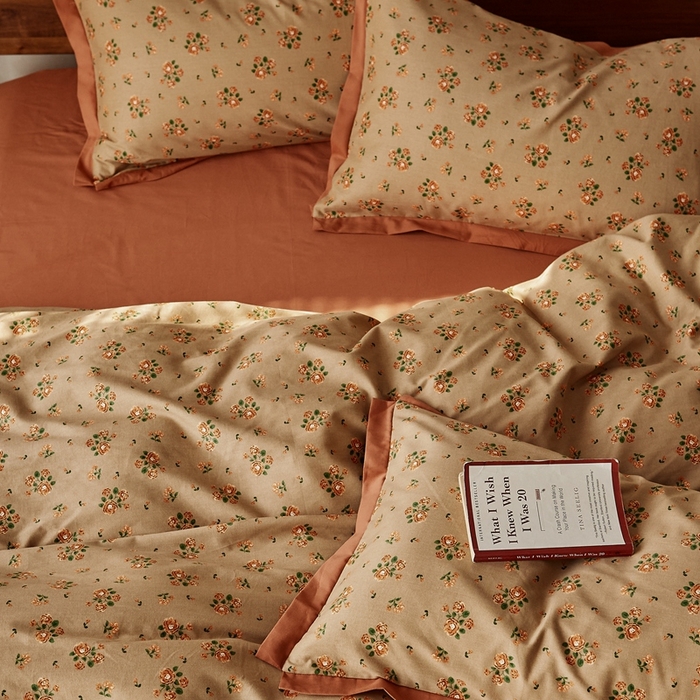 91家纺网 家纺一手货源 找家纺 千朵森 2025新款全棉高定印花磨毛拼角四件套-风格二 花香满径（咖）