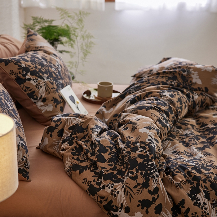 91家纺网 家纺一手货源 找家纺 千朵森 2025新款全棉高密陶瓷磨毛印花四件套 墨染