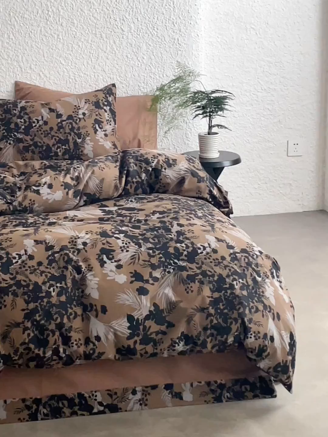 91家纺网 家纺一手货源 找家纺 千朵森 2025新款全棉高密陶瓷磨毛印花四件套 墨染