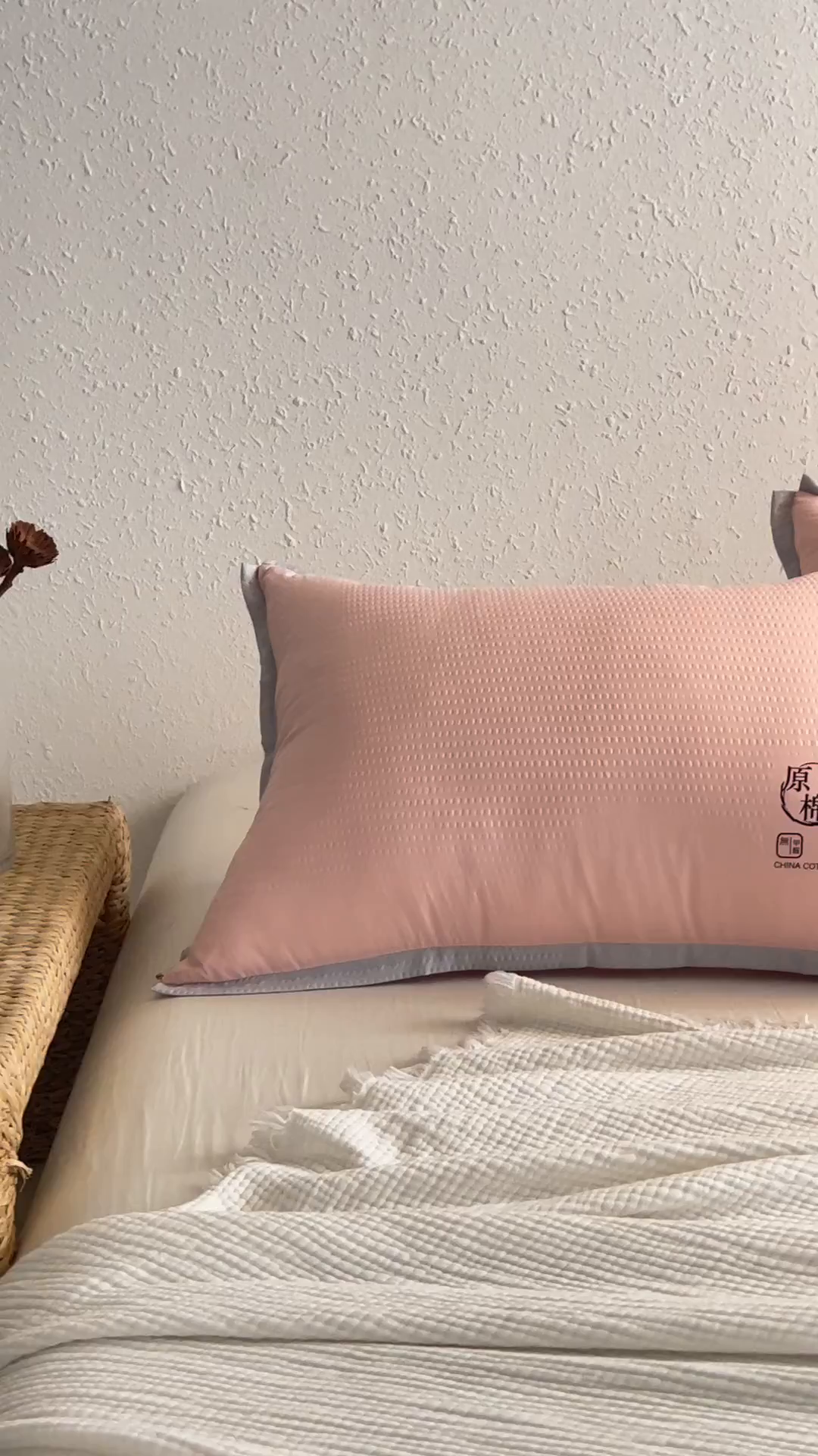91家纺网 家纺一手货源 找家纺 小米枕芯 2025新款泡泡纱四色枕头枕芯 粉色