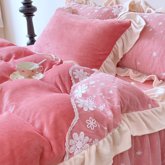 91家纺网 家纺一手货源 找家纺 睡美人 2025新款牛奶绒蕾丝款床裙四件套花仙子系列 花仙子-石榴红