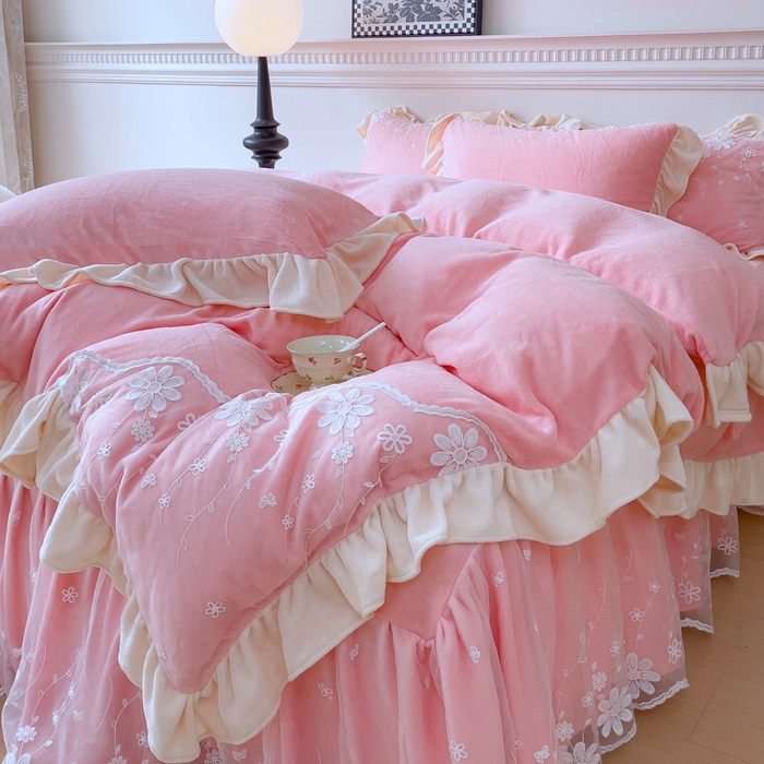 91家纺网 家纺一手货源 找家纺 睡美人 2025新款牛奶绒蕾丝款床裙四件套花仙子系列 花仙子-公主粉