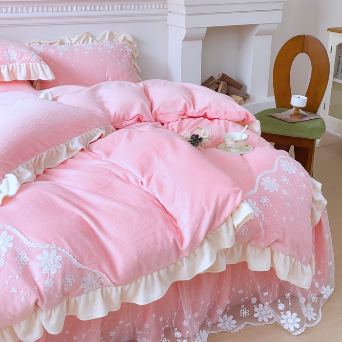 91家纺网 家纺一手货源 找家纺 睡美人 2025新款牛奶绒蕾丝款床裙四件套花仙子系列 花仙子-公主粉