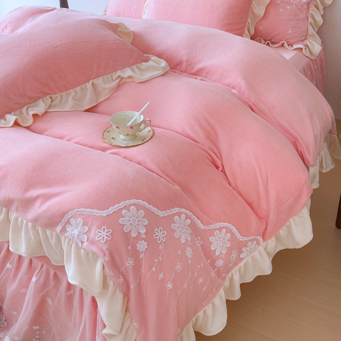 91家纺网 家纺一手货源 找家纺 睡美人 2025新款牛奶绒蕾丝款床裙四件套花仙子系列 花仙子-公主粉