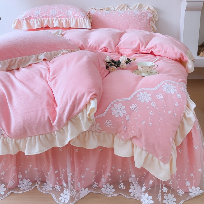 91家纺网 家纺一手货源 找家纺 睡美人 2025新款牛奶绒蕾丝款床裙四件套花仙子系列 花仙子-公主粉