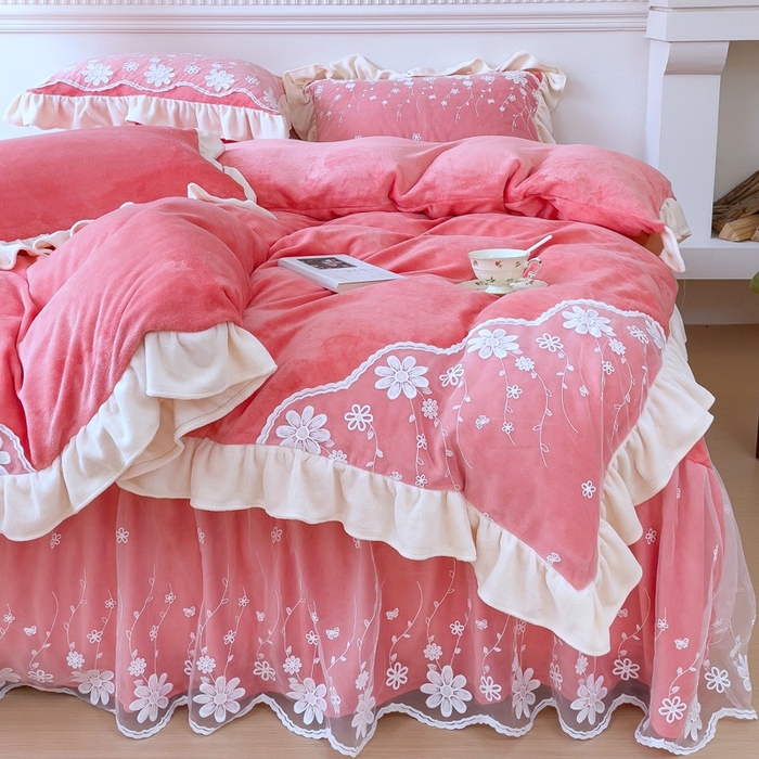 91家纺网 家纺一手货源 找家纺 睡美人 2025新款牛奶绒蕾丝款床裙四件套花仙子系列 花仙子-石榴红