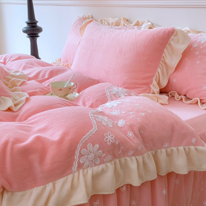 91家纺网 家纺一手货源 找家纺 睡美人 2025新款牛奶绒蕾丝款床裙四件套花仙子系列 花仙子-公主粉