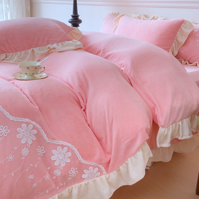 91家纺网 家纺一手货源 找家纺 睡美人 2025新款牛奶绒蕾丝款床裙四件套花仙子系列 花仙子-公主粉