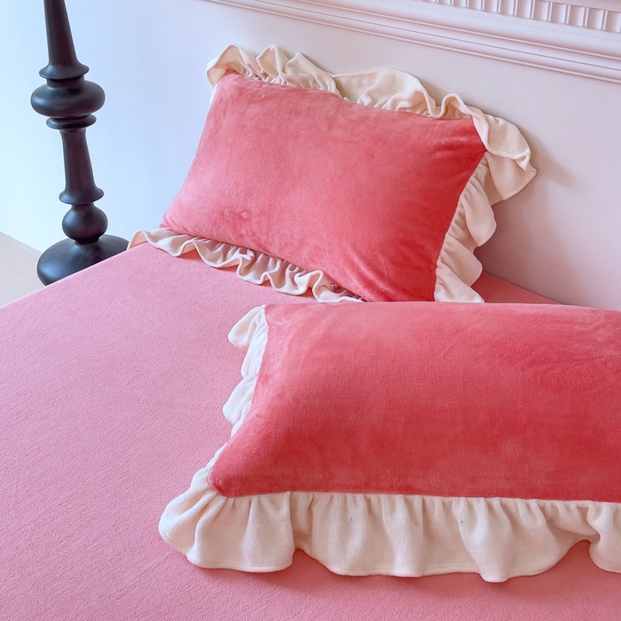 91家纺网 家纺一手货源 找家纺 睡美人 2025新款牛奶绒蕾丝款床裙四件套花仙子系列 花仙子-石榴红