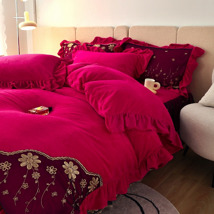 91家纺网 家纺一手货源 找家纺 睡美人 2025新款牛奶绒蕾丝款床裙四件套花仙子系列 花仙子-酒红色