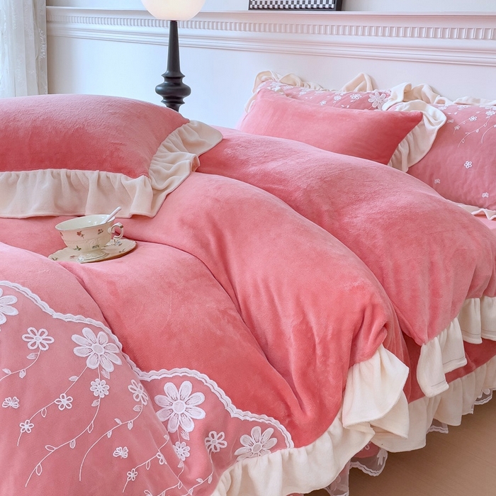 91家纺网 家纺一手货源 找家纺 睡美人 2025新款牛奶绒蕾丝款床裙四件套花仙子系列 花仙子-石榴红