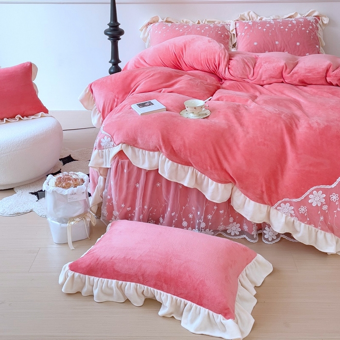 91家纺网 家纺一手货源 找家纺 睡美人 2025新款牛奶绒蕾丝款床裙四件套花仙子系列 花仙子-石榴红