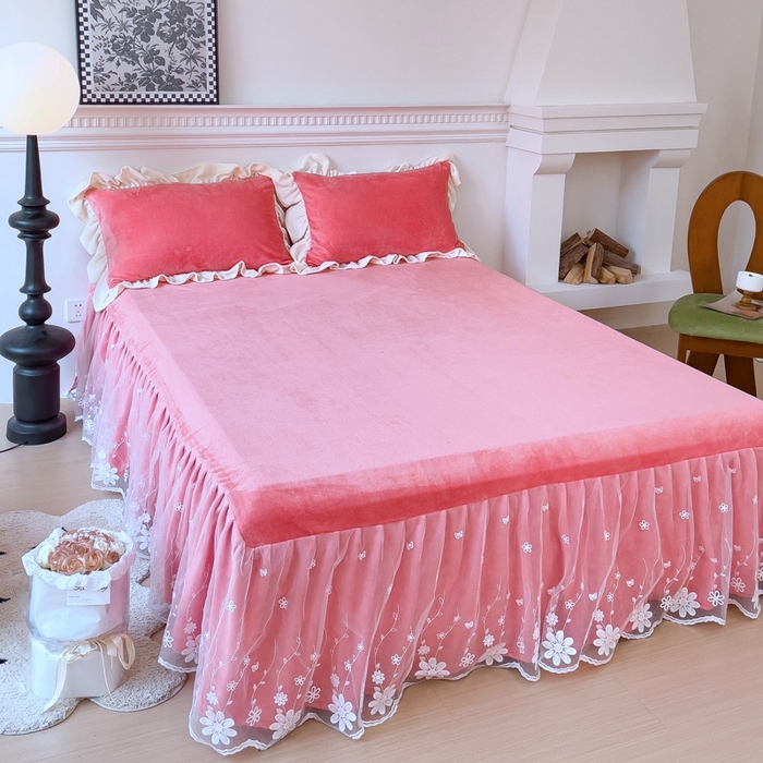 91家纺网 家纺一手货源 找家纺 睡美人 2025新款牛奶绒蕾丝款床裙四件套花仙子系列 花仙子-石榴红