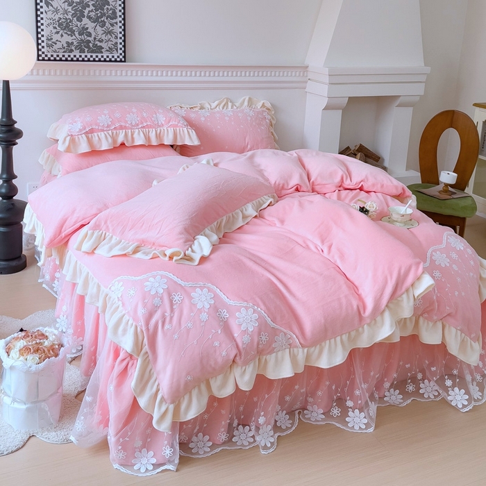 91家纺网 家纺一手货源 找家纺 睡美人 2025新款牛奶绒蕾丝款床裙四件套花仙子系列 花仙子-公主粉