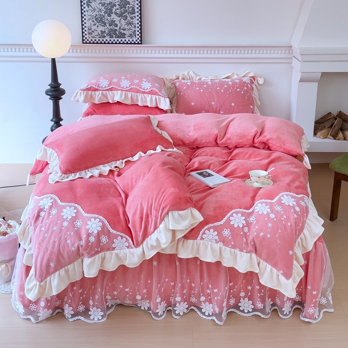 91家纺网 家纺一手货源 找家纺 睡美人 2025新款牛奶绒蕾丝款床裙四件套花仙子系列 花仙子-石榴红