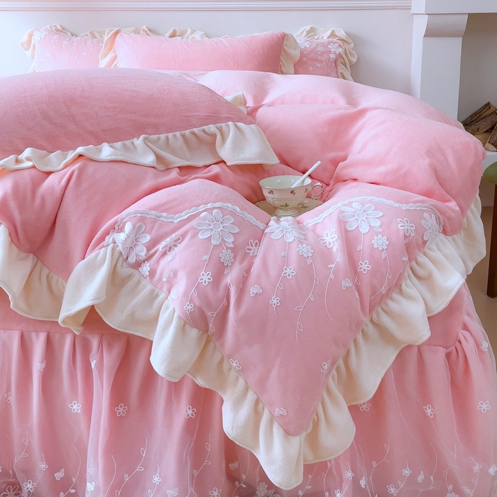 91家纺网 家纺一手货源 找家纺 睡美人 2025新款牛奶绒蕾丝款床裙四件套花仙子系列 花仙子-公主粉