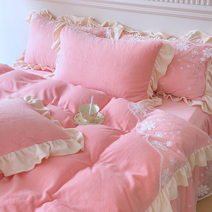 91家纺网 家纺一手货源 找家纺 睡美人 2025新款牛奶绒蕾丝款床裙四件套花仙子系列 花仙子-公主粉