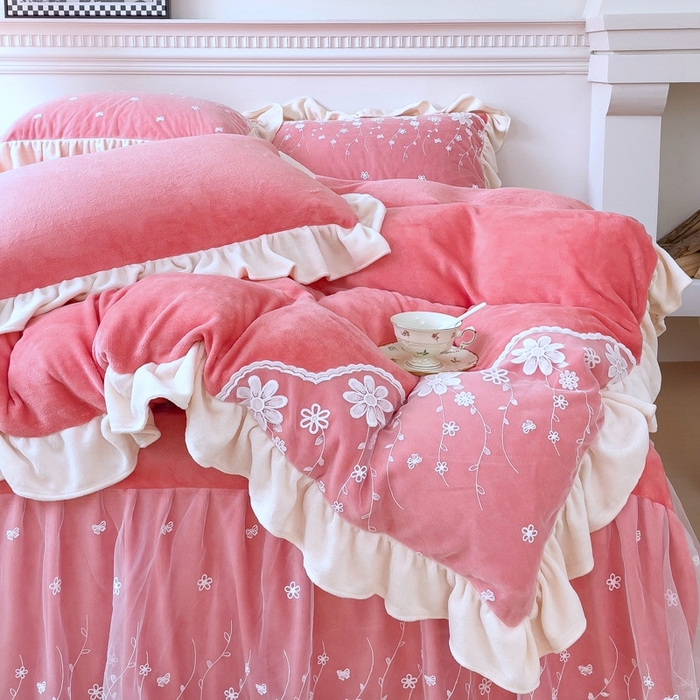 91家纺网 家纺一手货源 找家纺 睡美人 2025新款牛奶绒蕾丝款床裙四件套花仙子系列 花仙子-石榴红