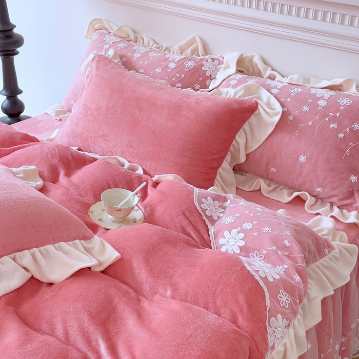 91家纺网 家纺一手货源 找家纺 睡美人 2025新款牛奶绒蕾丝款床裙四件套花仙子系列 花仙子-石榴红