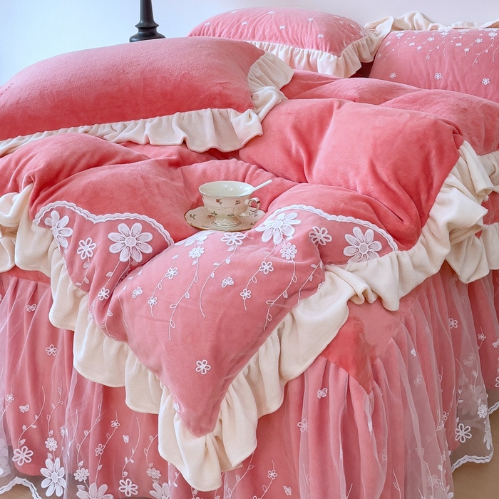 91家纺网 家纺一手货源 找家纺 睡美人 2025新款牛奶绒蕾丝款床裙四件套花仙子系列 花仙子-石榴红