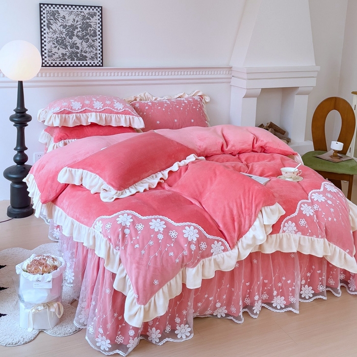 91家纺网 家纺一手货源 找家纺 睡美人 2025新款牛奶绒蕾丝款床裙四件套花仙子系列 花仙子-石榴红