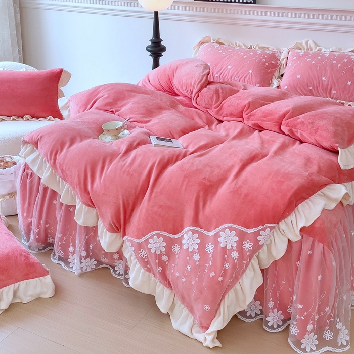 91家纺网 家纺一手货源 找家纺 睡美人 2025新款牛奶绒蕾丝款床裙四件套花仙子系列 花仙子-石榴红