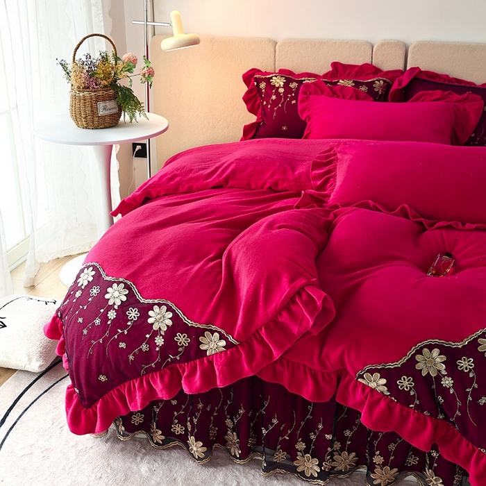 91家纺网 家纺一手货源 找家纺 睡美人 2025新款牛奶绒蕾丝款床裙四件套花仙子系列 花仙子-酒红色