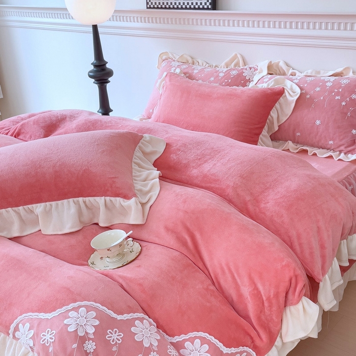 91家纺网 家纺一手货源 找家纺 睡美人 2025新款牛奶绒蕾丝款床裙四件套花仙子系列 花仙子-石榴红