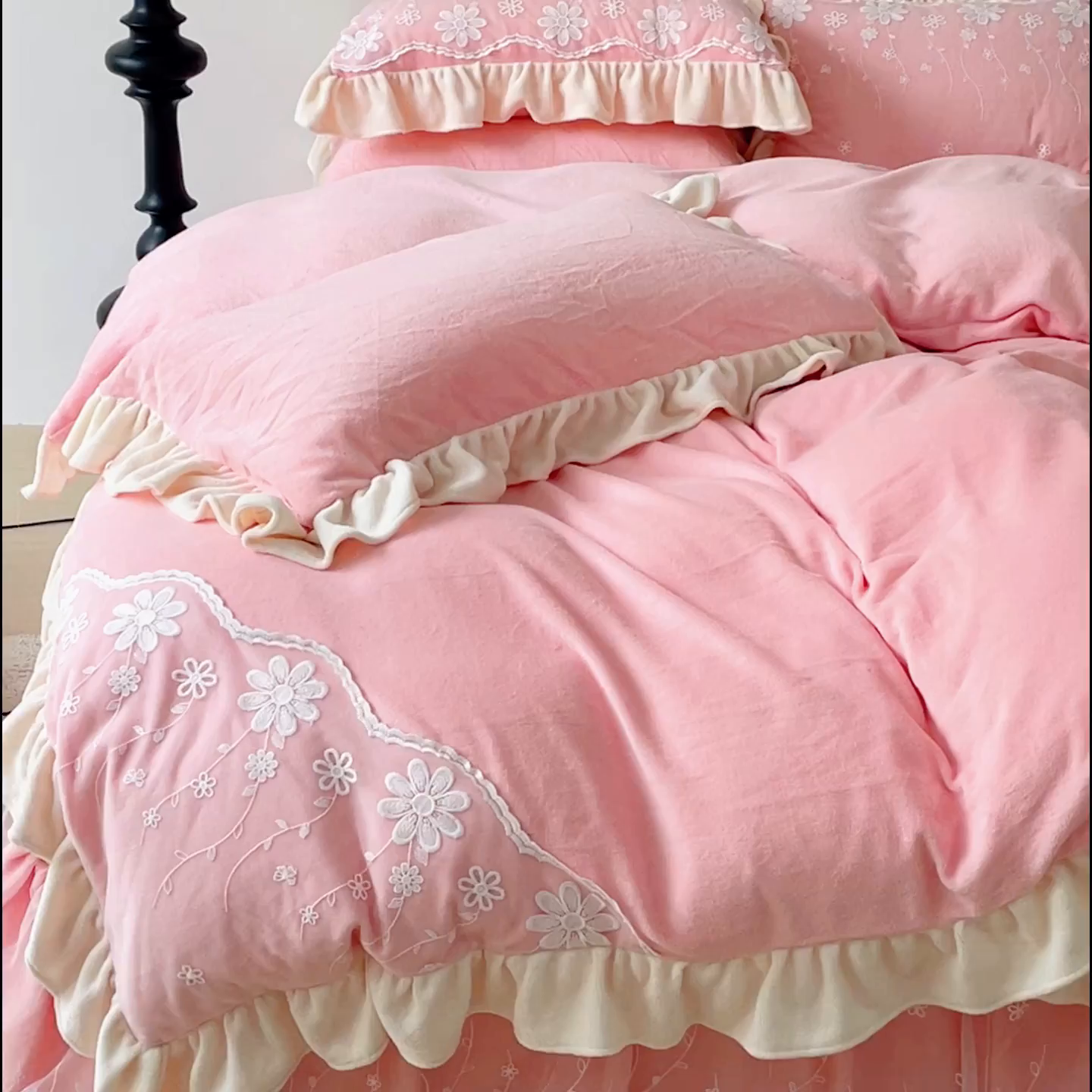 91家纺网 家纺一手货源 找家纺 睡美人 2025新款牛奶绒蕾丝款床裙四件套花仙子系列 花仙子-公主粉