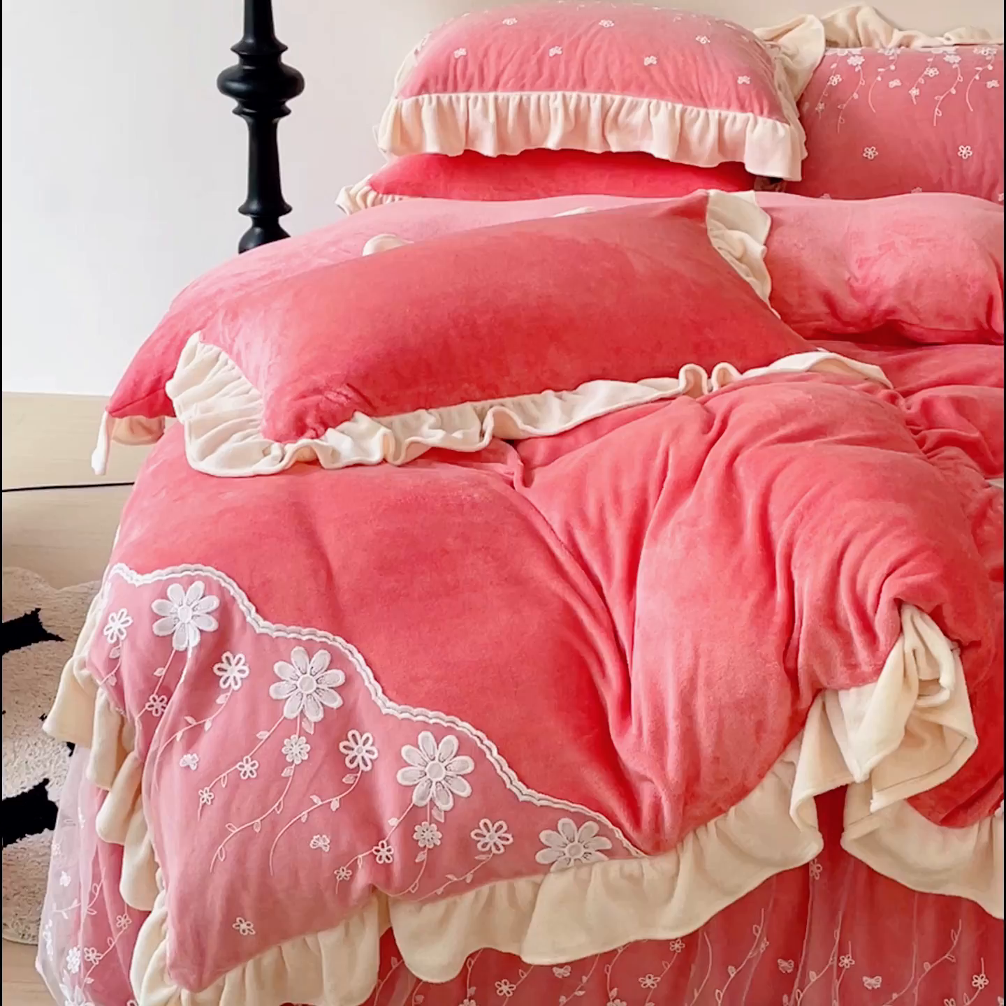 91家纺网 家纺一手货源 找家纺 睡美人 2025新款牛奶绒蕾丝款床裙四件套花仙子系列 花仙子-石榴红